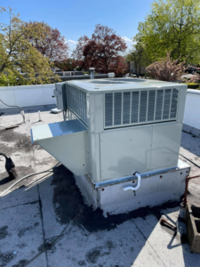 A newly installed rooftop HVAC unit on a commercial building by Excellence Heating & Cooling, LLC. in Beaverton, OR.