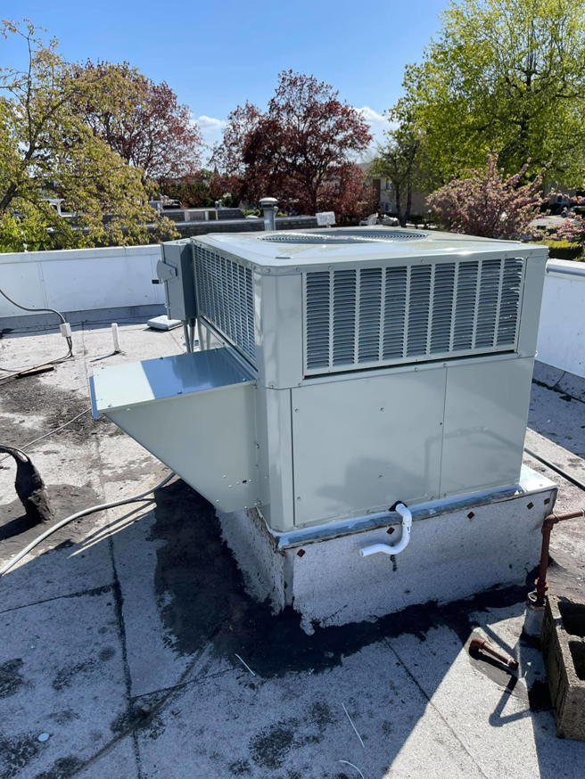 A newly installed rooftop HVAC unit on a commercial building by Excellence Heating & Cooling, LLC. in Beaverton, OR.