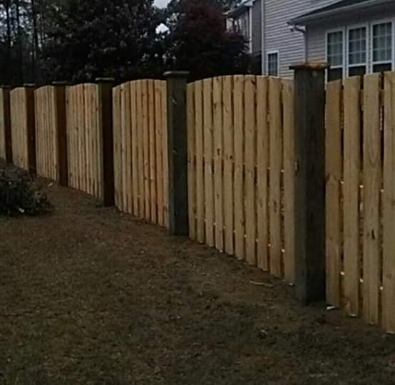 A newly installed wood privacy fence by Rowe Fence & Supply in New Kent, VA.