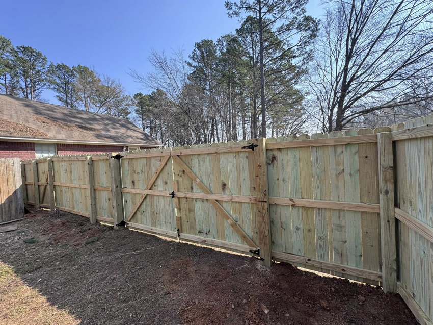 A newly installed wood privacy fence featuring a double gate, completed by Mayan Fence & Outdoor LLC in Phoenix, AZ.