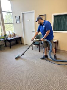 A professional from All Kleen Carpet Cleaning cleaning an office carpet in Mountlake Terrace, WA.