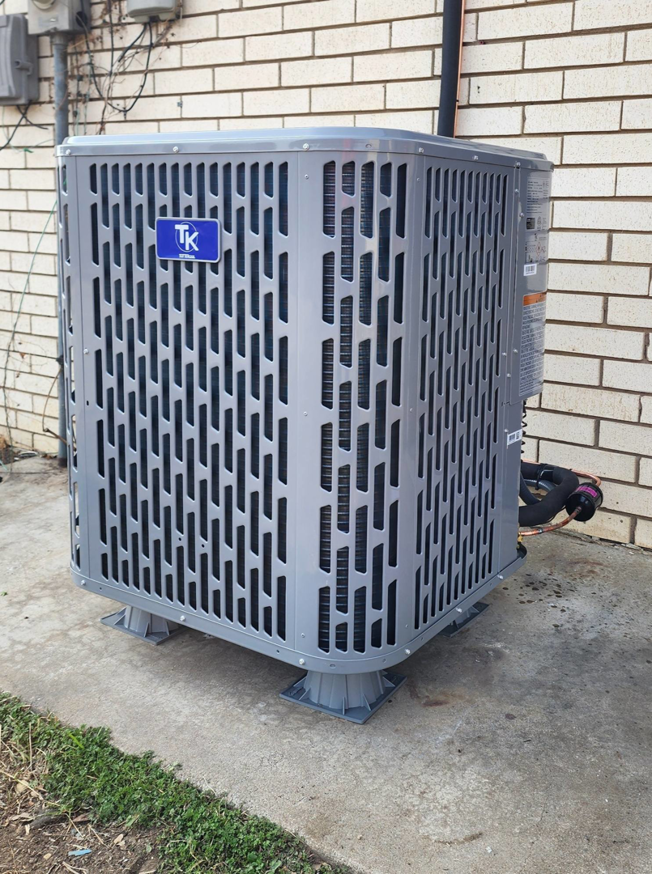 A new outdoor air conditioning condenser unit installed by Xtreme Heating & Cooling in Tulsa, OK