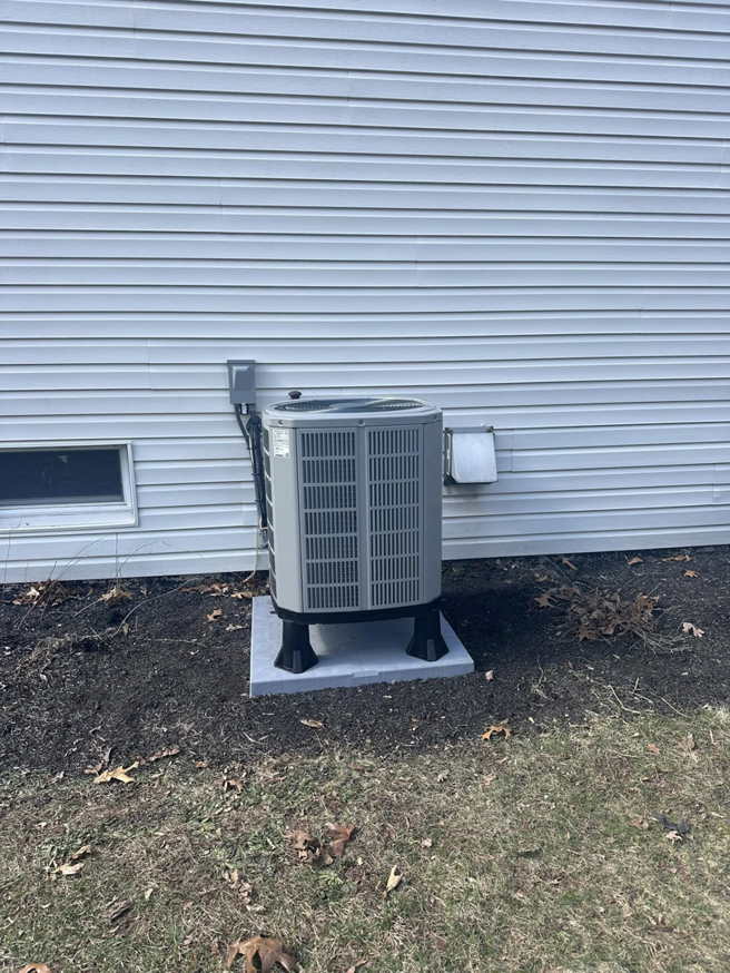 An outdoor air conditioning unit recently installed by Tapper Energy in Dauphin, PA.