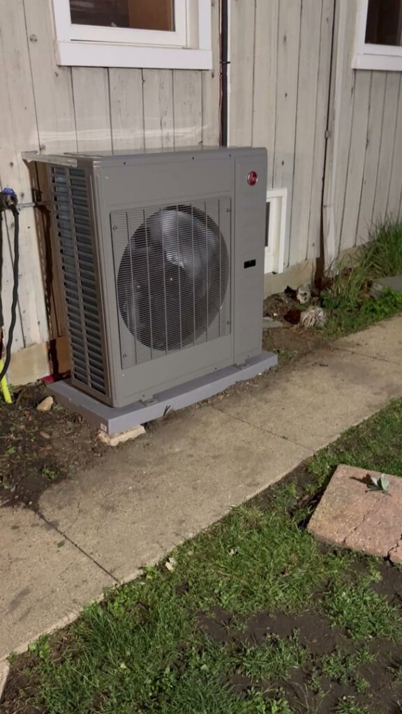 An outdoor heat pump unit recently installed by Etek Refrigeration Heating and Cooling, Inc. in Chicago, IL.