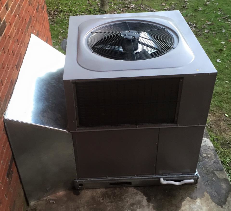 An outdoor packaged HVAC unit installed next to a brick wall by Eastern Air Flow of Kentucky in Richmond, KY.