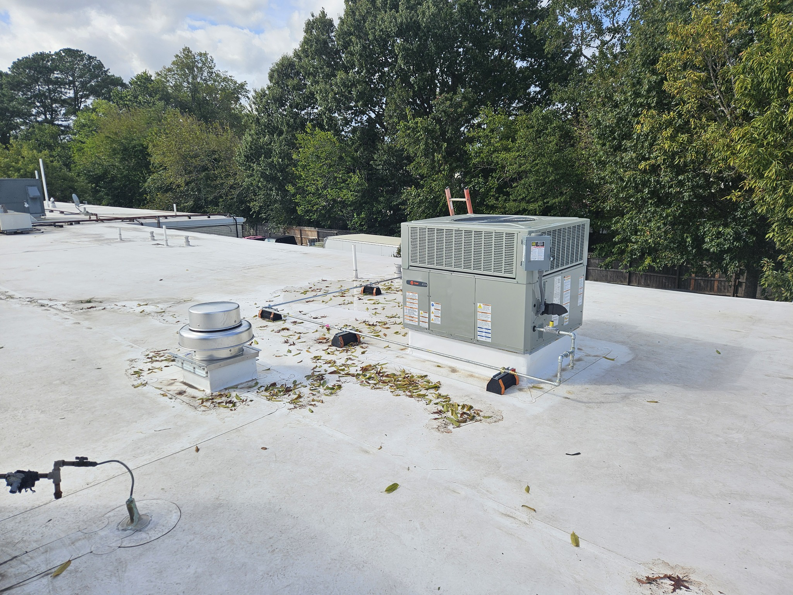 A newly installed commercial rooftop HVAC unit by Acclimated Air LLC in Virginia Beach, VA.