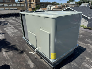 A newly installed rooftop HVAC unit by Four Stages, an HVAC contractor in Chicago, IL.