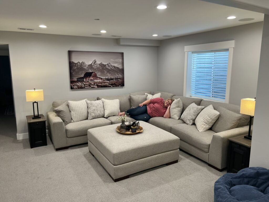 A spacious living room featuring new wall-to-wall carpet installed by Universal Flooring in Idaho Falls, ID.