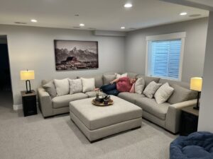 A spacious living room featuring new wall-to-wall carpet installed by Universal Flooring in Idaho Falls, ID.
