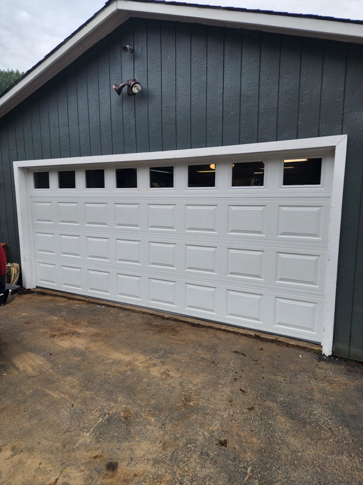 A classic white panel garage door with windows, expertly installed by Reed's Garage Door Systems LLC in Sutherlin, OR.