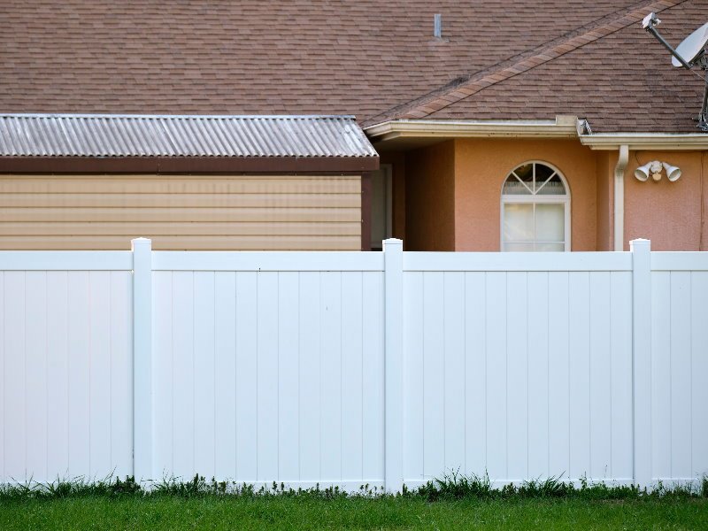 A clean white vinyl privacy fence enhancing a residential property, installed by OneGuard Fencing in Vestavia Hills, AL.