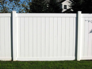 A clean white vinyl privacy fence installed by Sumter Fence Company in South Sumter, SC.