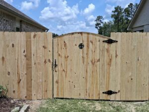 A beautiful wooden privacy fence with a decorative gate installed by Aarons fence in Homosassa Springs, FL