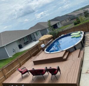 An above-ground pool with a custom deck and tiki umbrella, a completed project by Acapulco Pool and Spa LLC in Los Angeles, CA