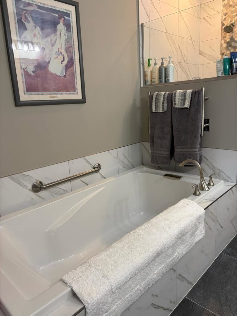 A sparkling clean bathroom with a bathtub and neatly folded fresh towels, reflecting the attention to detail from Estela's Cleaning Service's in Lake Elmo, MN.