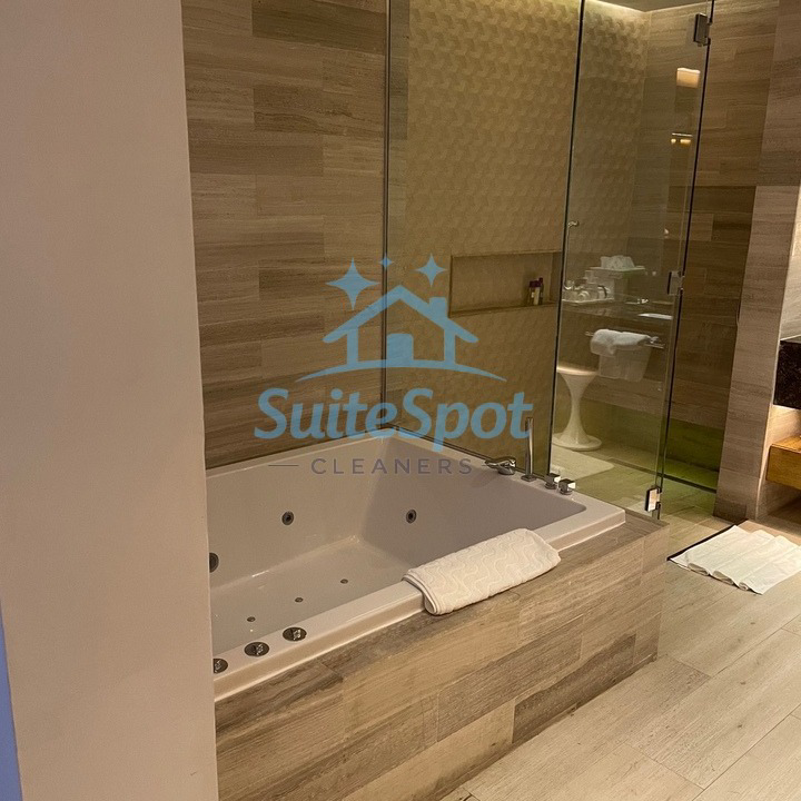 A spotless bathroom with a clean bathtub and shower, a result of SuiteSpot Cleaners' service in Las Vegas, NV.