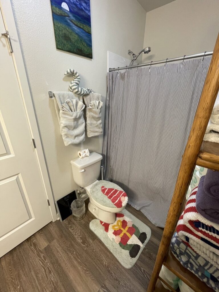 A clean and organized bathroom featuring neatly folded towels, a service provided by Nichole's Cleaning Service in Fort Wayne, IN