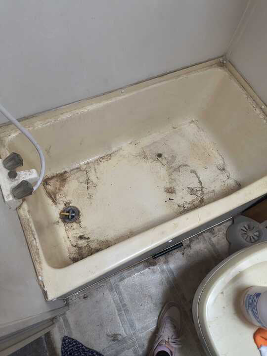 A clean bathtub after professional cleaning services by Veter Clean in Gilbert, AZ.