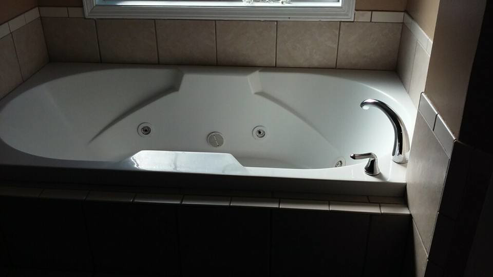 A pristine clean bathtub in a bathroom, expertly cleaned by Foundation Janitorial Services in Monroe, LA.