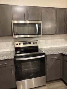 A clean kitchen with a sparkling oven and microwave, maintained by Jess Cleaning in San Antonio, TX.