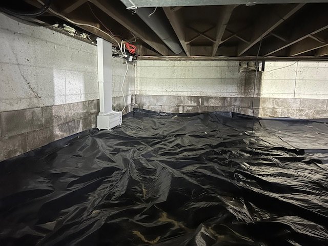 A crawl space with a black vapor barrier and an EZ Breathe system installed by EverDry Toledo in Toledo, OH.