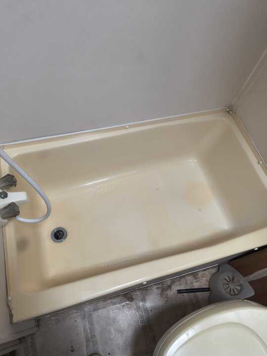 A dirty bathtub with visible stains and grime, showing a before-cleaning state by Veter Clean in Gilbert, AZ.