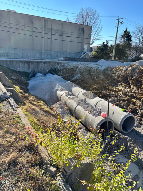 An excavation site with large concrete pipes being installed by Cornerstone Demolition & Excavation in Lexington, KY