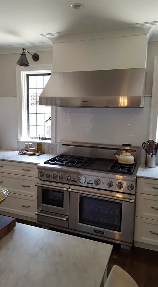 An immaculate kitchen featuring a large range, demonstrating the thorough cleaning by Jessie Clean in Indianapolis, IN.