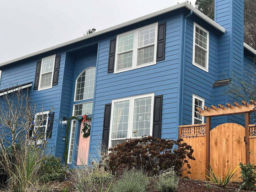 A beautiful home with newly installed blue siding by High Performance Homes in Vancouver, WA