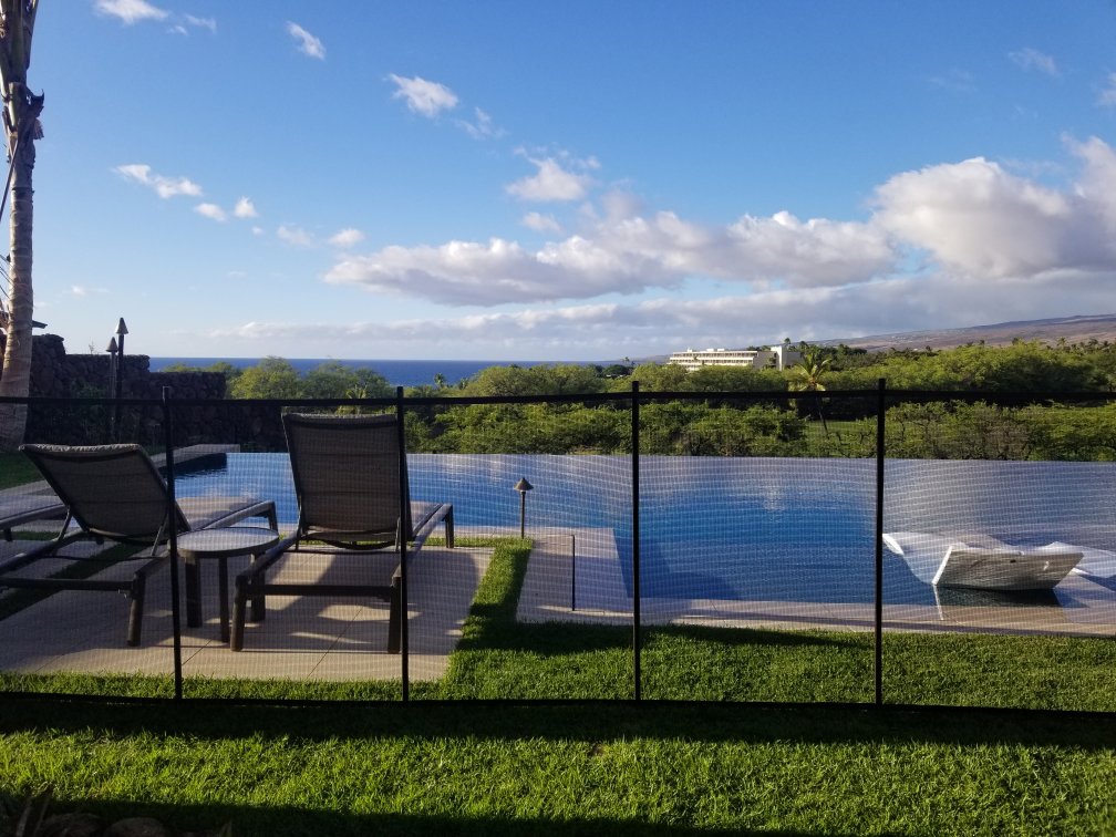 An ocean view pool fence installation by Guardian Pool Fence Systems of Hawaii, providing safety for an infinity pool in Honolulu, HI.