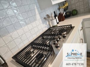 A sparkling clean kitchen stovetop and backsplash, showcasing the detailed house cleaning services by Supreme Cleaning Services in Farmers Branch, TX.