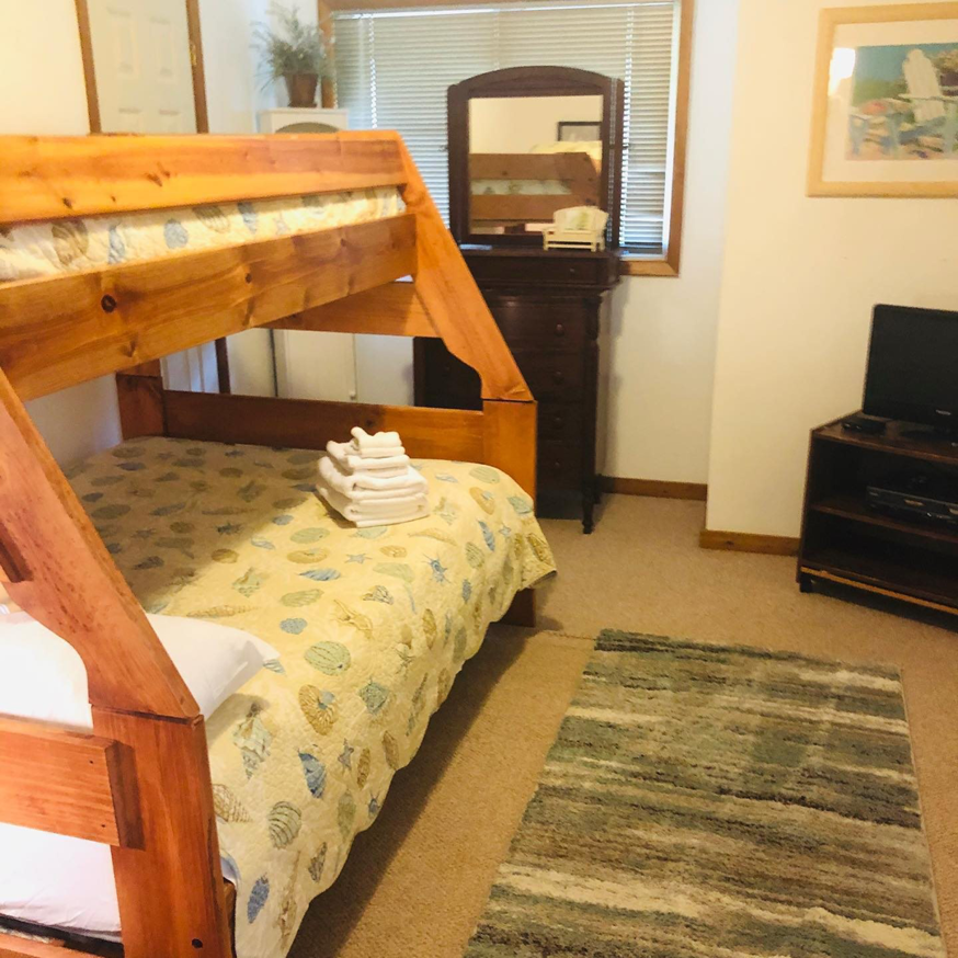 A tidy bedroom with bunk beds and neatly folded towels, demonstrating cleaning services by A'La Carte Clean in Virginia Beach, VA.